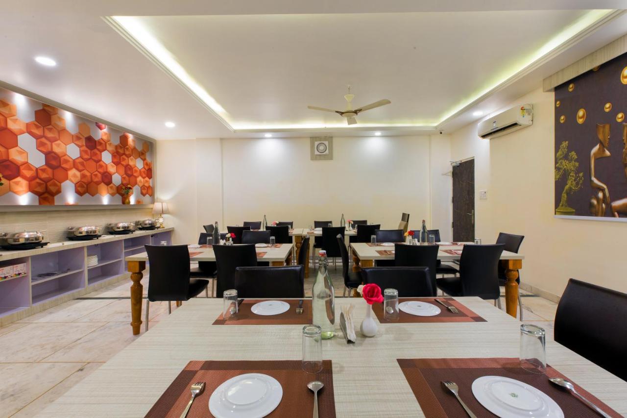 The Alpino Hotel New Delhi Exterior photo